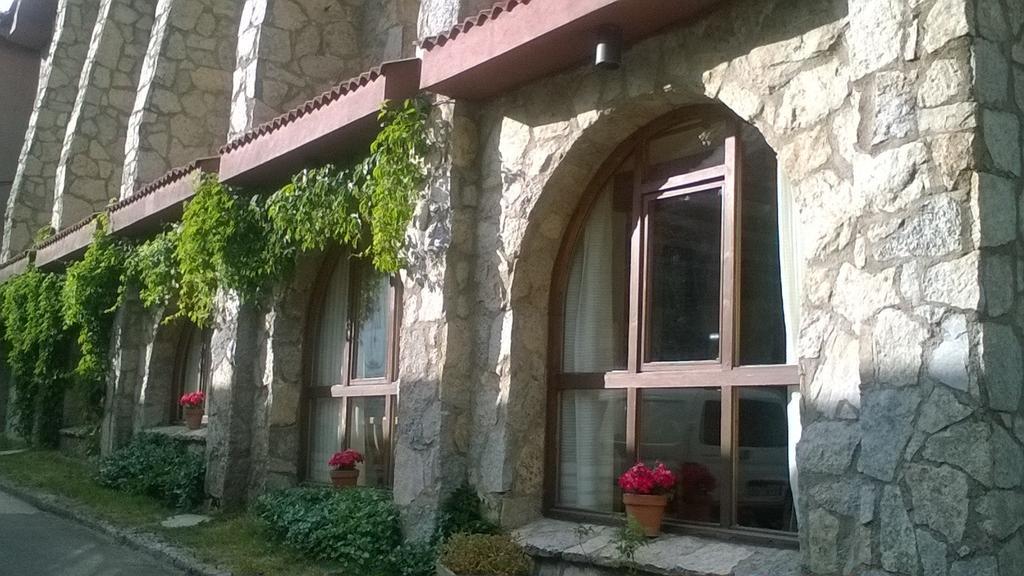 Hostal San Glorio Llánaves de la Reina Exterior foto